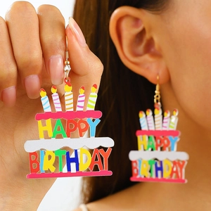 Boucles d'oreilles Happy Birthday en acrylique en forme de gâteau coloré avec bougies