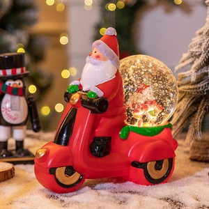 Boule à neige Père Noël sur scooter rouge, décoration musicale avec fond festif
