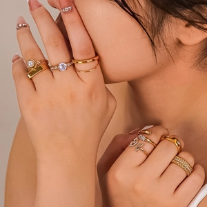 Anelli Eleganti Multistrato Donne Acciaio Inossidabile Placcato Oro 18K Micro Pavè Zircone Perla Artificial Minimalista Farfalla Cuore Gioielli