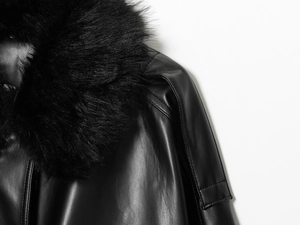Gros plan du col en fausse fourrure et de la texture de la veste en cuir noir