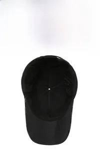 Détail de la casquette de baseball d'hiver avec doublure matelassée et protège-oreilles