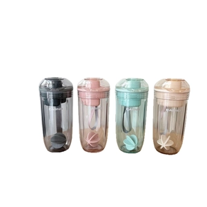 Lot de quatre shakers de protéines portables avec boules de mélange en gris rose vert beige