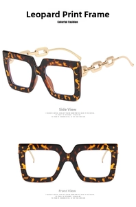 Dettaglio della montatura quadrata leopardata con stanghette a catena dorata e lenti chiare
