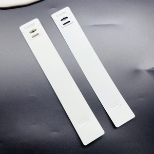 Dettaglio del cartellino in PVC bianco per gioielli con testo Fashion e taglia S