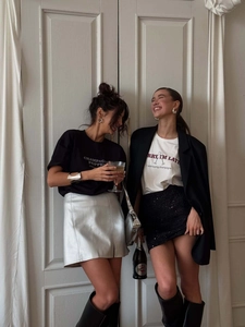 Dettaglio della t-shirt oversize minimalista abbinata a minigonne chic ed eleganti