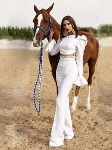 Ensemble haut court en dentelle et pantalon évasé blanc avec mannequin et cheval
