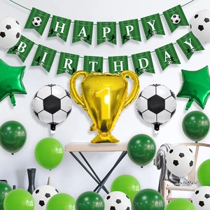 Décoration fête anniversaire football avec ballon trophée doré et bannières de sport