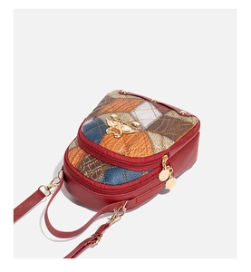 Détail du mini sac matelassé rouge avec quincaillerie dorée et ornement cupidon doré
