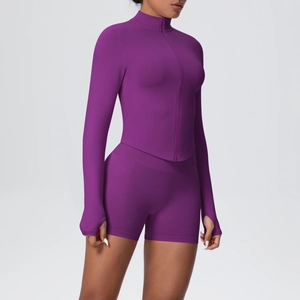 Détail de l'ensemble de yoga côtelé violet avec col zippé et passe-pouces
