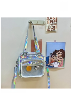 Vue détaillée du sac bandoulière holographique argenté avec fenêtre transparente et métal