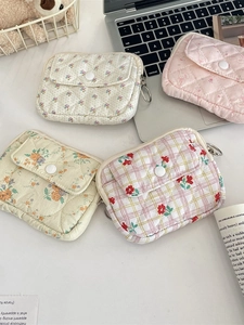 Quilted floral coin purse set featuring mini flower patterns and flap card holders