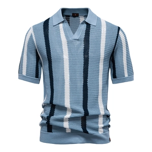 Detailaufnahme der atmungsaktiven Strickstruktur und Streifen auf diesem Herren-Polo