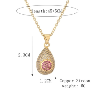 Vue détaillée du collier pendentif cœur en goutte d'eau en cuivre doré avec zircons