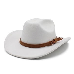 Chapeau de cowboy blanc en feutre avec ruban en cuir marron vu à un angle de 45 degrés