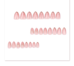Détails macro d'ongles amande rose nude œil de chat avec nœuds dorés en 3D
