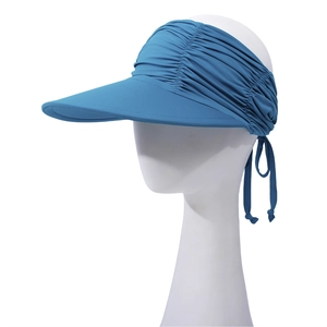 Detailansicht des blauen elastischen Sonnenvisiers mit breiter Krempe und verstellbarem Band