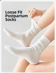 Detail of the non-marking loose cuff with high elasticity on white cotton socks