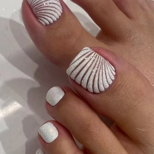 White Shimmer Press On Toenails Shell Pattern 3D Texture Removable Fake Toe Nails For Women Summer Ocean Style