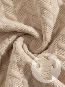 Gros plan sur le polo beige avec texture de maille jacquard 3D respirante et douce