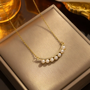 Collier élégant en or avec perles et pierres précieuses sur un présentoir de luxe
