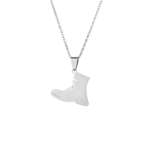 Collier en acier inoxydable argenté avec pendentif bottes et chaîne en O sur fond blanc