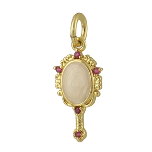 Détail d'un pendentif miroir vintage plaqué or avec des pierres précieuses rouges