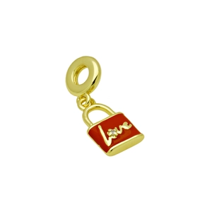 Détail du pendentif cadenas en émail rouge plaqué or avec cristal et lettrage Love