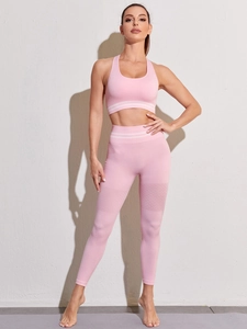 Détail d'un ensemble de yoga rose taille haute avec rayures et texture tricotée