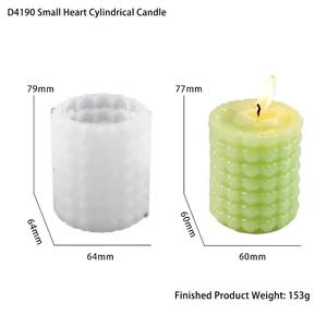 Dettaglio dello stampo in silicone cilindrico con trama a cuore per candele fai-da-te