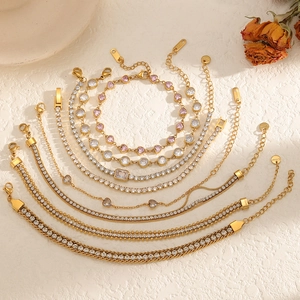 Détail macro de divers bracelets en acier inoxydable plaqué or 18k avec cœurs en zircon