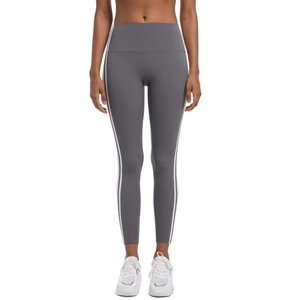 Détail du legging de yoga gris à taille haute avec rayures blanches et tissu respirant