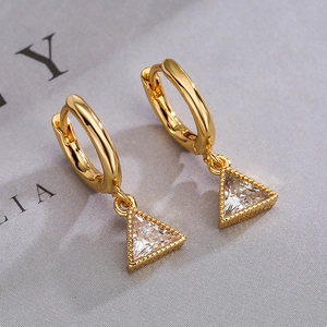 Orecchini a cerchio minimalisti in oro con zircone a triangolo e dettagli in metallo