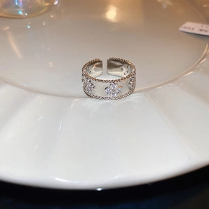 Detailweergave van zilveren ring met zirkoon klaverpatronen en kralenranden