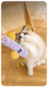 Dettaglio del gioco per gatti in peluche viola con erba gatta e suoni integrati