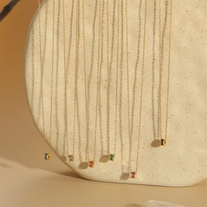 Colliers ras du cou dorés élégants avec pendentifs anneaux en zircon de couleurs variées