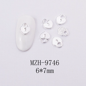 Détails macro des bijoux d'ongles en forme de cœur argenté 6x7mm avec base antidérapante