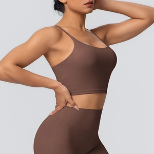 Ensemble de yoga marron avec brassière à fines bretelles et legging taille haute