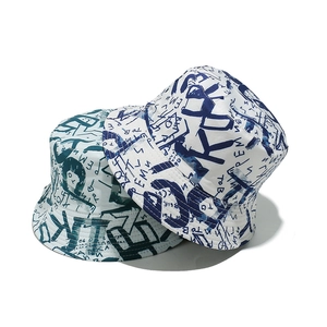 Cappello da sole reversibile con motivi graffiti stampati per un look street style