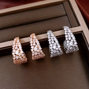 Gros plan de boucles d'oreilles en U plaquées or 18 carats avec oxydes de zirconium