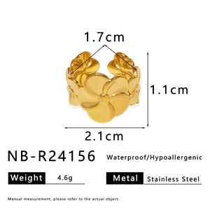 Dettaglio anello fiore cavo con diametro interno di 1,7 cm e specifiche del materiale metallo
