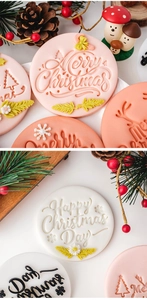 Nahaufnahme von Merry Christmas Prägungen auf rosa und weißen Fondant-Keksen