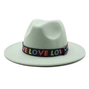 Détail d'un chapeau fedora en laine vert menthe avec ruban noir et broderie LOVE colorée