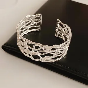 Bracelet jonc ouvert argenté avec design texturé artistique entrelacé et ajouré