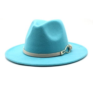 Détail d'un chapeau fedora bleu vif avec ruban clair et boucle métallique dorée