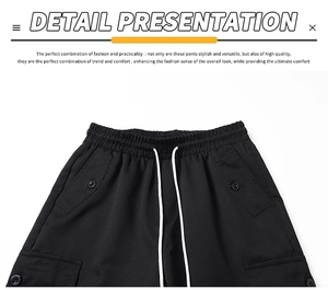 Dettagli dei pantaloni cargo neri con vita elastica a coulisse e tasche con patta
