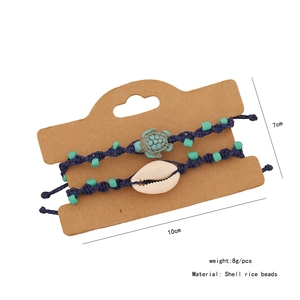 Details blauer Webarmbänder mit Schildkröten- und Muschel-Charms auf 10x7cm Karte