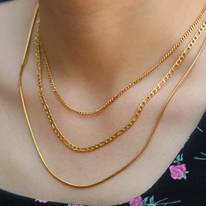 Collier Superposé Multi-Rangs en Acier Inoxydable Plaqué Or Minimaliste pour Femme Bijoux Chaîne Figaro Serpent Curb