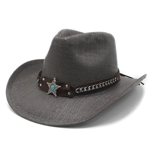 Chapeau de cowboy en paille grise avec badge étoile turquoise et chaîne argentée