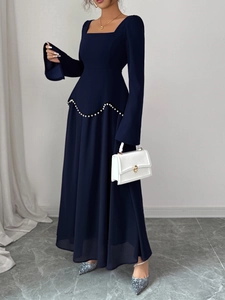 Robe longue élégante bleu marine à manches longues avec col carré et perles