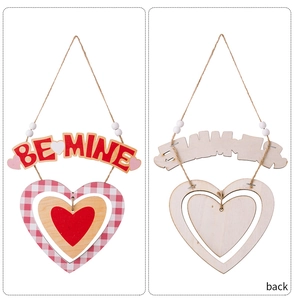 Vista dettagliata fronte e retro del ciondolo a cuore in legno per San Valentino BE MINE